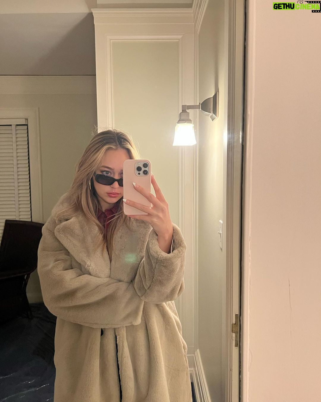Alycia Debnam-Carey Instagram - Cosy things 🥟🍷