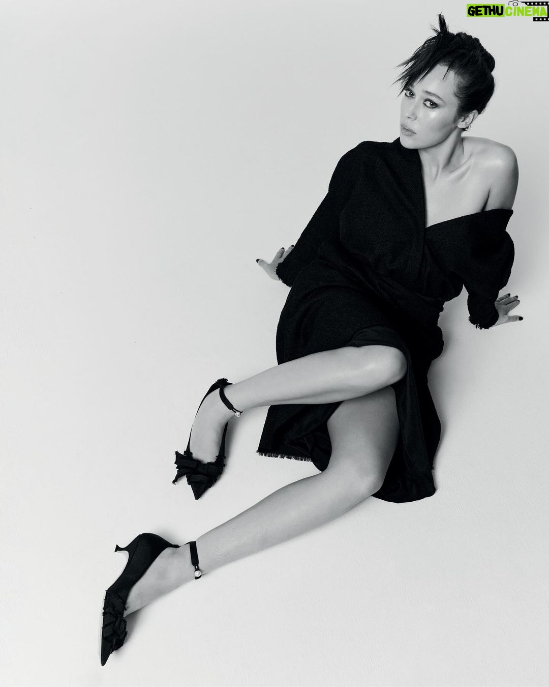 Alycia Debnam-Carey Instagram - @elleaus ✨ Editor: @grceoneill Creative Direction: @paulinapaige Fashion Director: @naomismith Photographer: @pierretoussaint Writer: @kirstythatcher Hair: @darenborthwick Makeup: @victoriabaron Manicure: @cindyvellisnailstylist Producer: @eminente.art Fashion Assistant: @elisestaveley
