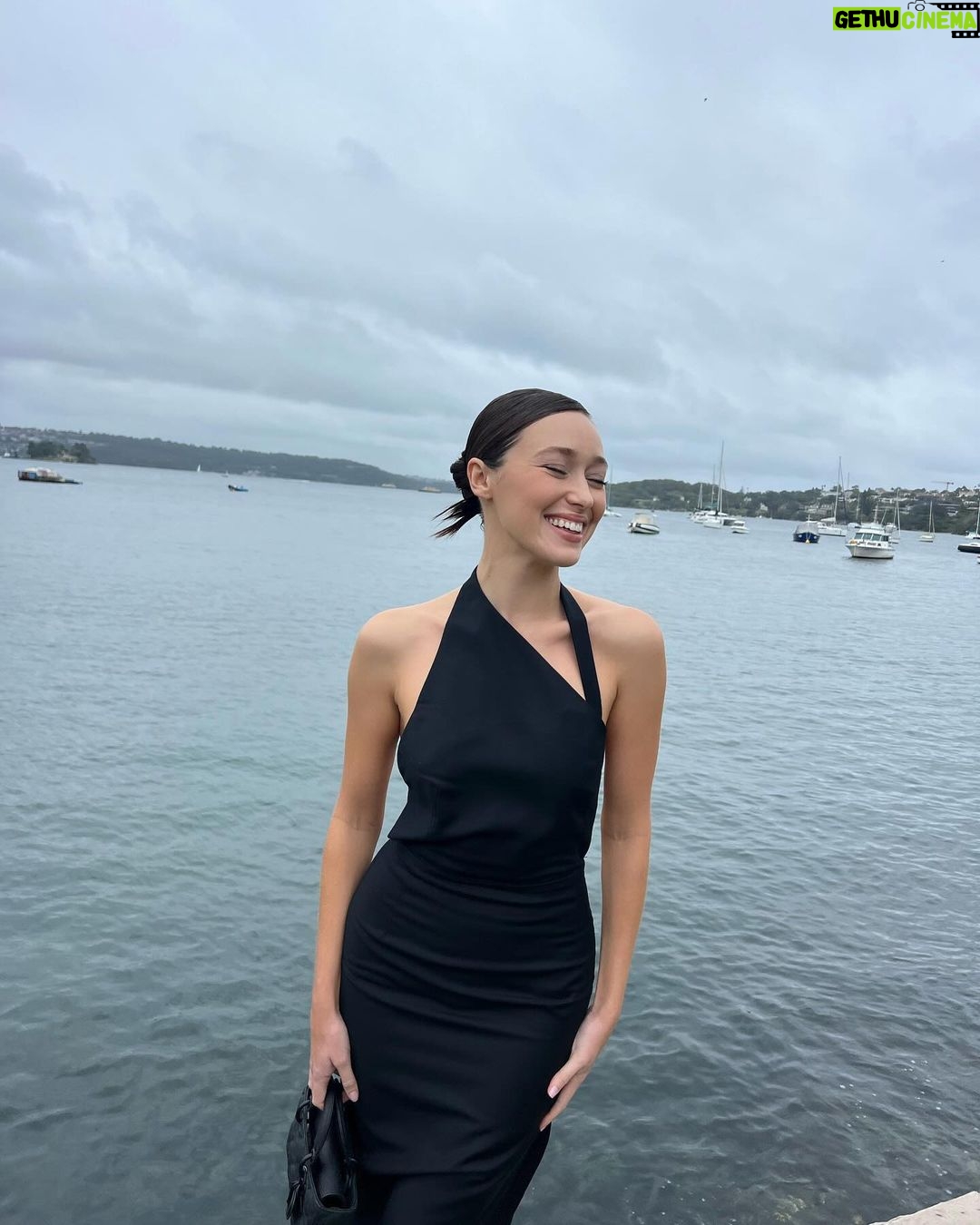 Alycia Debnam-Carey Instagram - A little commotion for the dress 🖤