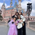 Alyssa Chia Instagram - 這位缺牙怪怪小少女7歲啦🎉🎂🥰 願望是能去迪士尼🫣 以為她想當公主結果她想打扮成帥氣的阿拉丁😅 可惜並沒有這個選項🤣 答應她下次幫她裝扮成她想要的樣子🩷 她說這裡是世界上最好玩的地方💕 然後說只要一家人在一起就好開心了😘 這次去上海慶生 也是波妞的願望！ 因為可以跟大姐姐可以一起🥰 三姐妹的好感情是最珍貴的！ 生日快樂🎂 最幸福的小妹妹🩷 #happybirthday #三姐妹 #shanghai #family @lefthere036 @angelsun619 @shanghaidisneyresort