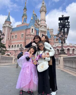 Alyssa Chia Instagram - 這位缺牙怪怪小少女7歲啦🎉🎂🥰
願望是能去迪士尼🫣
以為她想當公主結果她想打扮成帥氣的阿拉丁😅
可惜並沒有這個選項🤣
答應她下次幫她裝扮成她想要的樣子🩷
她說這裡是世界上最好玩的地方💕
然後說只要一家人在一起就好開心了😘
這次去上海慶生 也是波妞的願望！
因為可以跟大姐姐可以一起🥰
三姐妹的好感情是最珍貴的！
生日快樂🎂
最幸福的小妹妹🩷

#happybirthday 
#三姐妹
#shanghai 
#family
@lefthere036 
@angelsun619

@shanghaidisneyresort