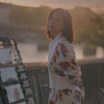 Alyssa Chia Instagram - 巴黎是一場流動的盛宴，在這座迷人的浪漫之都，巷弄中不起眼的轉角咖啡廳也顯得悠閒慢活。 賈靜雯這次為了Louis Vuitton時裝秀特別快閃法國，穿上時髦新裝，觀賞了大秀，更難得偷閒赴一場塞納河邊的日落之約。工作夥伴們，還偷偷在羅浮宮為她準備了慶生驚喜🎂 「第一次在羅浮宮前慶生，非常驚喜！謝謝團隊的用心，雖然一直很想上廁所（笑），原來她們是在拖延時間，等待夕陽最美天光給我送上第一份蛋糕，太浪漫了～」 你喜歡這組照片嗎？底下留言祝福祝 #賈靜雯 生日快樂，也把這份幸福感分享給你身邊愛的人。 👉🏻追蹤 @elletaiwan 看更多時尚新訊 #elletaiwan #elle時尚圈 #elle追星 #paris #pfw #louisvuitton #巴黎 #羅浮宮 @alyssachia @louisvuitton Paris,France