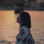 Alyssa Chia Instagram - 巴黎是一場流動的盛宴，在這座迷人的浪漫之都，巷弄中不起眼的轉角咖啡廳也顯得悠閒慢活。 賈靜雯這次為了Louis Vuitton時裝秀特別快閃法國，穿上時髦新裝，觀賞了大秀，更難得偷閒赴一場塞納河邊的日落之約。工作夥伴們，還偷偷在羅浮宮為她準備了慶生驚喜🎂 「第一次在羅浮宮前慶生，非常驚喜！謝謝團隊的用心，雖然一直很想上廁所（笑），原來她們是在拖延時間，等待夕陽最美天光給我送上第一份蛋糕，太浪漫了～」 你喜歡這組照片嗎？底下留言祝福祝 #賈靜雯 生日快樂，也把這份幸福感分享給你身邊愛的人。 👉🏻追蹤 @elletaiwan 看更多時尚新訊 #elletaiwan #elle時尚圈 #elle追星 #paris #pfw #louisvuitton #巴黎 #羅浮宮 @alyssachia @louisvuitton Paris,France