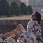 Alyssa Chia Instagram - 巴黎是一場流動的盛宴，在這座迷人的浪漫之都，巷弄中不起眼的轉角咖啡廳也顯得悠閒慢活。 賈靜雯這次為了Louis Vuitton時裝秀特別快閃法國，穿上時髦新裝，觀賞了大秀，更難得偷閒赴一場塞納河邊的日落之約。工作夥伴們，還偷偷在羅浮宮為她準備了慶生驚喜🎂 「第一次在羅浮宮前慶生，非常驚喜！謝謝團隊的用心，雖然一直很想上廁所（笑），原來她們是在拖延時間，等待夕陽最美天光給我送上第一份蛋糕，太浪漫了～」 你喜歡這組照片嗎？底下留言祝福祝 #賈靜雯 生日快樂，也把這份幸福感分享給你身邊愛的人。 👉🏻追蹤 @elletaiwan 看更多時尚新訊 #elletaiwan #elle時尚圈 #elle追星 #paris #pfw #louisvuitton #巴黎 #羅浮宮 @alyssachia @louisvuitton Paris,France