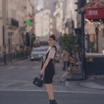 Alyssa Chia Instagram - 巴黎是一場流動的盛宴，在這座迷人的浪漫之都，巷弄中不起眼的轉角咖啡廳也顯得悠閒慢活。 賈靜雯這次為了Louis Vuitton時裝秀特別快閃法國，穿上時髦新裝，觀賞了大秀，更難得偷閒赴一場塞納河邊的日落之約。工作夥伴們，還偷偷在羅浮宮為她準備了慶生驚喜🎂 「第一次在羅浮宮前慶生，非常驚喜！謝謝團隊的用心，雖然一直很想上廁所（笑），原來她們是在拖延時間，等待夕陽最美天光給我送上第一份蛋糕，太浪漫了～」 你喜歡這組照片嗎？底下留言祝福祝 #賈靜雯 生日快樂，也把這份幸福感分享給你身邊愛的人。 👉🏻追蹤 @elletaiwan 看更多時尚新訊 #elletaiwan #elle時尚圈 #elle追星 #paris #pfw #louisvuitton #巴黎 #羅浮宮 @alyssachia @louisvuitton Paris,France