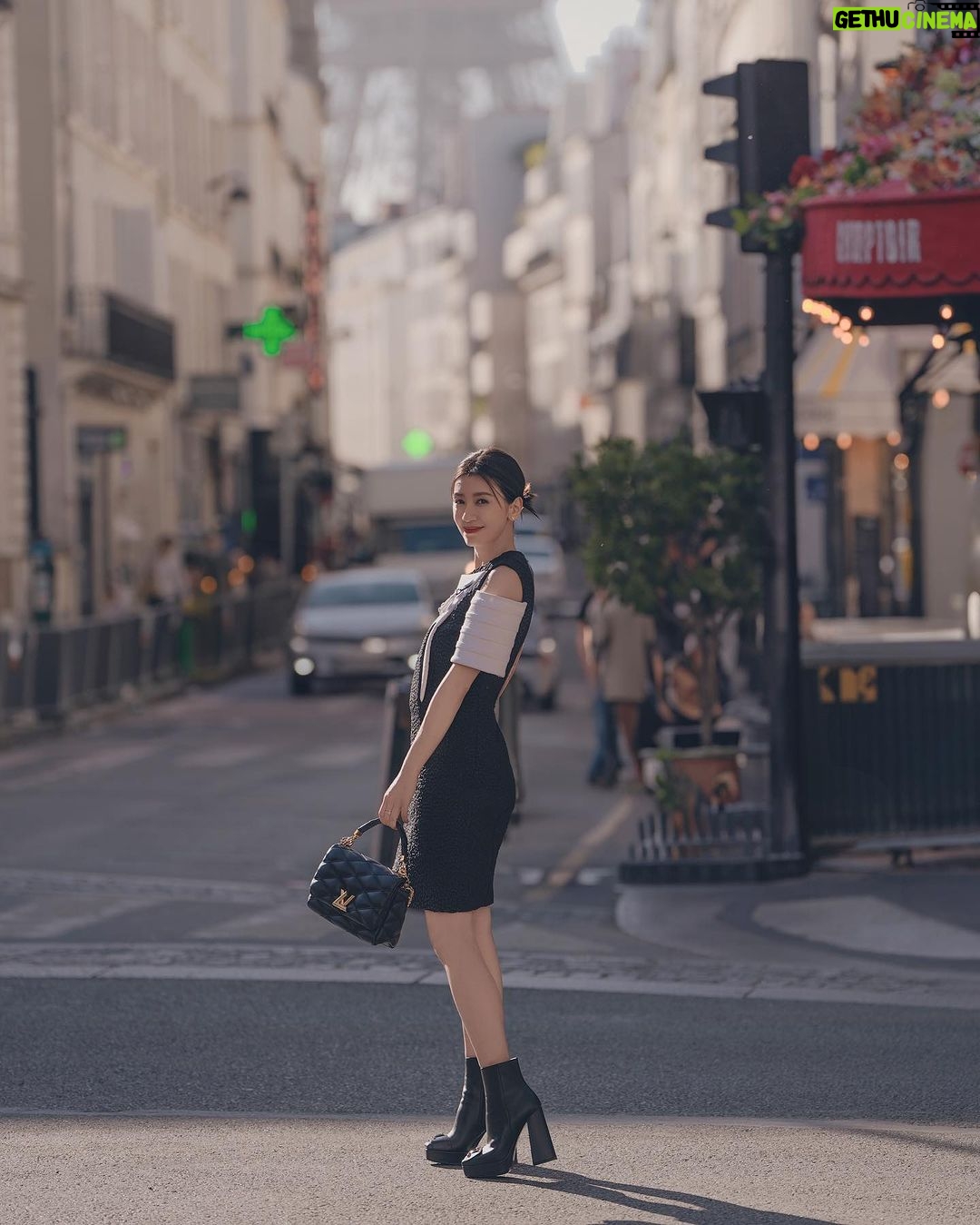 Alyssa Chia Instagram - 巴黎是一場流動的盛宴,在這座迷人的浪漫之都,巷弄中不起眼的轉角咖啡廳也顯得悠閒慢活。 賈靜雯這次為了Louis Vuitton時裝秀特別快閃法國,穿上時髦新裝,觀賞了大秀,更難得偷閒赴一場塞納河邊的日落之約。工作夥伴們,還偷偷在羅浮宮為她準備了慶生驚喜🎂 「第一次在羅浮宮前慶生,非常驚喜!謝謝團隊的用心,雖然一直很想上廁所(笑),原來她們是在拖延時間,等待夕陽最美天光給我送上第一份蛋糕,太浪漫了~」 你喜歡這組照片嗎?底下留言祝福祝 #賈靜雯 生日快樂,也把這份幸福感分享給你身邊愛的人。 👉🏻追蹤 @elletaiwan 看更多時尚新訊 #elletaiwan #elle時尚圈 #elle追星 #paris #pfw #louisvuitton #巴黎 #羅浮宮 @alyssachia @louisvuitton Paris,France