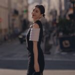Alyssa Chia Instagram – 巴黎是一場流動的盛宴,在這座迷人的浪漫之都,巷弄中不起眼的轉角咖啡廳也顯得悠閒慢活。
賈靜雯這次為了Louis Vuitton時裝秀特別快閃法國,穿上時髦新裝,觀賞了大秀,更難得偷閒赴一場塞納河邊的日落之約。工作夥伴們,還偷偷在羅浮宮為她準備了慶生驚喜🎂
「第一次在羅浮宮前慶生,非常驚喜!謝謝團隊的用心,雖然一直很想上廁所(笑),原來她們是在拖延時間,等待夕陽最美天光給我送上第一份蛋糕,太浪漫了~」
你喜歡這組照片嗎?底下留言祝福祝 #賈靜雯 生日快樂,也把這份幸福感分享給你身邊愛的人。
👉🏻追蹤 @elletaiwan 看更多時尚新訊
#elletaiwan #elle時尚圈 #elle追星 #paris #pfw #louisvuitton #巴黎 #羅浮宮 @alyssachia @louisvuitton Paris,France