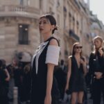 Alyssa Chia Instagram – 巴黎是一場流動的盛宴,在這座迷人的浪漫之都,巷弄中不起眼的轉角咖啡廳也顯得悠閒慢活。
賈靜雯這次為了Louis Vuitton時裝秀特別快閃法國,穿上時髦新裝,觀賞了大秀,更難得偷閒赴一場塞納河邊的日落之約。工作夥伴們,還偷偷在羅浮宮為她準備了慶生驚喜🎂
「第一次在羅浮宮前慶生,非常驚喜!謝謝團隊的用心,雖然一直很想上廁所(笑),原來她們是在拖延時間,等待夕陽最美天光給我送上第一份蛋糕,太浪漫了~」
你喜歡這組照片嗎?底下留言祝福祝 #賈靜雯 生日快樂,也把這份幸福感分享給你身邊愛的人。
👉🏻追蹤 @elletaiwan 看更多時尚新訊
#elletaiwan #elle時尚圈 #elle追星 #paris #pfw #louisvuitton #巴黎 #羅浮宮 @alyssachia @louisvuitton Paris,France