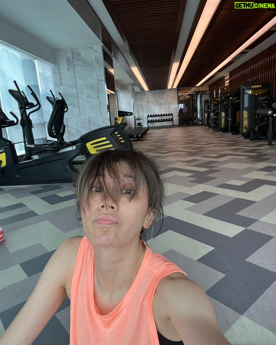 Alyssa Chia Instagram - 這四張圖表示⋯ 白天再努力,一頓美食就要重新保養鍛鍊了🤣🤣 沒辦法🫣我就是這樣的循環🤪 美食主義 就要付出代價! #美食主義 #愛吃也要愛動