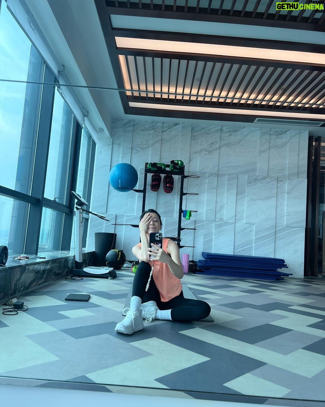 Alyssa Chia Instagram - 這四張圖表示⋯ 白天再努力,一頓美食就要重新保養鍛鍊了🤣🤣 沒辦法🫣我就是這樣的循環🤪 美食主義 就要付出代價! #美食主義 #愛吃也要愛動