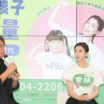Alyssa Chia Instagram - 「我們不可以讓這些孩子們，因為過去、因為現在，就這樣被決定了未來！」 家扶統計數據顯示，弱勢兒少近五年困擾「健康問題」連續三年居首位，且同時須面臨疾病或照顧議題的處境。 「我們絕對不能放手！」邀請您響應無窮世代，您的幫助，讓孩子擁有翻轉生命的無限可能！ @tfcftaiwan #家扶基金會 #無窮世代 Makeup_ @clairechengmakeup @21caratmakeup Hair_ @u88na @four_fhc Styling_ @eavecning @ningstyling