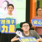 Alyssa Chia Instagram - 「我們不可以讓這些孩子們，因為過去、因為現在，就這樣被決定了未來！」 家扶統計數據顯示，弱勢兒少近五年困擾「健康問題」連續三年居首位，且同時須面臨疾病或照顧議題的處境。 「我們絕對不能放手！」邀請您響應無窮世代，您的幫助，讓孩子擁有翻轉生命的無限可能！ @tfcftaiwan #家扶基金會 #無窮世代 Makeup_ @clairechengmakeup @21caratmakeup Hair_ @u88na @four_fhc Styling_ @eavecning @ningstyling