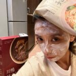 Alyssa Chia Instagram – 是小孩才做選擇😬
感恩的心 感謝有你們陪伴👏
感恩節快樂喔👏
兩種我都要 最愛我們家的宵夜~
賈以食日 就是美味😏
這樣吃 很快樂😬😬
我有敷臉 繼續保養!
#賈以食日麻花麵鴨血冬粉#
@chiaselect.tw