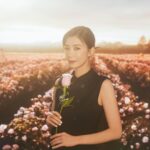 Alyssa Chia Instagram - 非常開心!😊 今天以迪奧保養大使身分出席《迪奧精萃再生玫瑰源萃》上市記者會💓 同時也感受了一場岡維拉玫瑰花園之旅，被滿滿的玫瑰花包圍，真的很幸福。 現場也體驗了沉浸式互動花園展區，採栽「玫瑰初蕾」稍縱即逝的珍稀能量，而它就是全新「玫瑰源萃」的超級逆齡成分，讓我的膚況來到巔峰，澎彈、細緻、勻亮，真的很滿意這樣的狀態。 女人真的不用在意身分證上的年齡，只要內心保持年輕心態， 外在透過最好的保養選擇來好好的寵愛自己， 大家都能一起由內而外「倒轉肌齡」！ @diorbeauty #diorprestige #diorprestigelenectar #迪奧精萃再生玫瑰源萃 #玫瑰賦活雙精 Makeup_ @clairechengmakeup @21caratmakeup Hair_ @u88na Fashion_ @dior