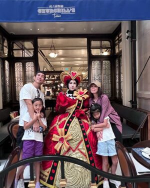 Alyssa Chia Instagram - 暑假要結束了💕
耶👏🤣
我的暑假也要結束了🥲
大家都要回到自己的節奏啦～
每一年的家庭旅遊都是我充電的來源💕
這次除了跟姐妹也帶著家人來到了澳門
看著照片充滿了美好回憶💓
珍惜～
下一站我們會在哪呢😎

@the_londoner_macao 
謝謝貼心的照顧💓👏

@lefthere036 
#family 
#life
#summer