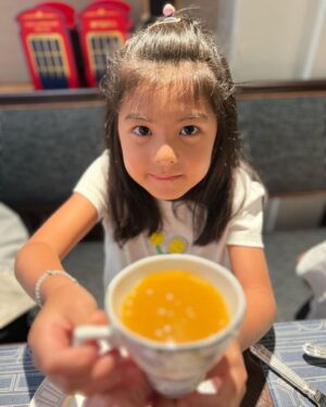 Alyssa Chia Instagram - 暑假要結束了💕
耶👏🤣
我的暑假也要結束了🥲
大家都要回到自己的節奏啦～
每一年的家庭旅遊都是我充電的來源💕
這次除了跟姐妹也帶著家人來到了澳門
看著照片充滿了美好回憶💓
珍惜～
下一站我們會在哪呢😎

@the_londoner_macao 
謝謝貼心的照顧💓👏

@lefthere036 
#family 
#life
#summer
