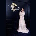 Alyssa Chia Instagram - 這是我深愛的品牌💕 今天終於有緣分合作了😍 頂級的工藝再加上熱愛植物與大自然的元素～ 今天真的是感受美的饗宴💕 真心希望有品味的藏家能收藏這些藝術珠寶作品🙏 我今天像是被寵愛的小公主👸 希望有時間的朋友可以好好去欣賞💕 第一站巡展！我很榮幸💕🙏 @chaumetofficial #CHAUMET #ChaumetHighJewellery #LeJardinDeChaumet Makeup_ @clairechengmakeup @21caratmakeup Hair_ @u88na Gown_ @wona_concept @s.sposa Shoes_ @stuartweitzman Jewelry_ @chaumetofficial Styling_ @eavecning @ningstyling
