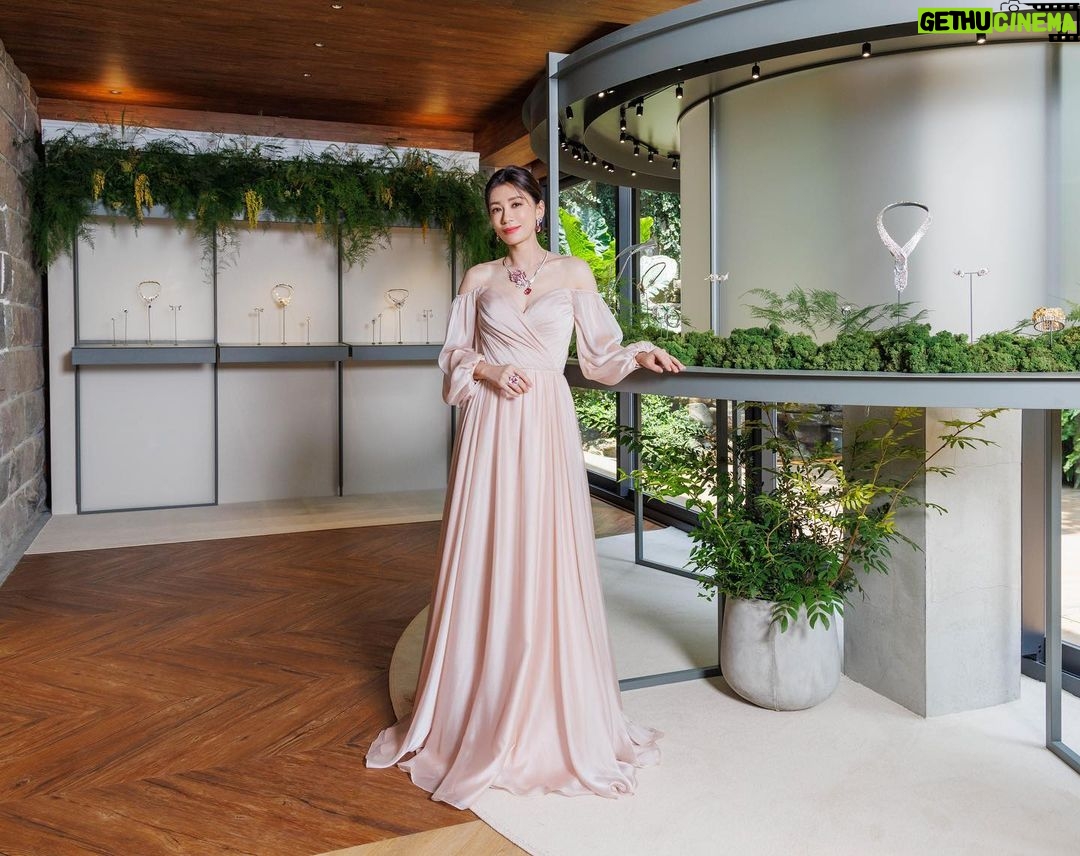 Alyssa Chia Instagram - 這是我深愛的品牌💕 今天終於有緣分合作了😍 頂級的工藝再加上熱愛植物與大自然的元素~ 今天真的是感受美的饗宴💕 真心希望有品味的藏家能收藏這些藝術珠寶作品🙏 我今天像是被寵愛的小公主👸 希望有時間的朋友可以好好去欣賞💕 第一站巡展!我很榮幸💕🙏 @chaumetofficial #CHAUMET #ChaumetHighJewellery #LeJardinDeChaumet Makeup_ @clairechengmakeup @21caratmakeup Hair_ @u88na Gown_ @wona_concept @s.sposa Shoes_ @stuartweitzman Jewelry_ @chaumetofficial Styling_ @eavecning @ningstyling