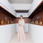 Alyssa Chia Instagram - 這是我深愛的品牌💕 今天終於有緣分合作了😍 頂級的工藝再加上熱愛植物與大自然的元素～ 今天真的是感受美的饗宴💕 真心希望有品味的藏家能收藏這些藝術珠寶作品🙏 我今天像是被寵愛的小公主👸 希望有時間的朋友可以好好去欣賞💕 第一站巡展！我很榮幸💕🙏 @chaumetofficial #CHAUMET #ChaumetHighJewellery #LeJardinDeChaumet Makeup_ @clairechengmakeup @21caratmakeup Hair_ @u88na Gown_ @wona_concept @s.sposa Shoes_ @stuartweitzman Jewelry_ @chaumetofficial Styling_ @eavecning @ningstyling