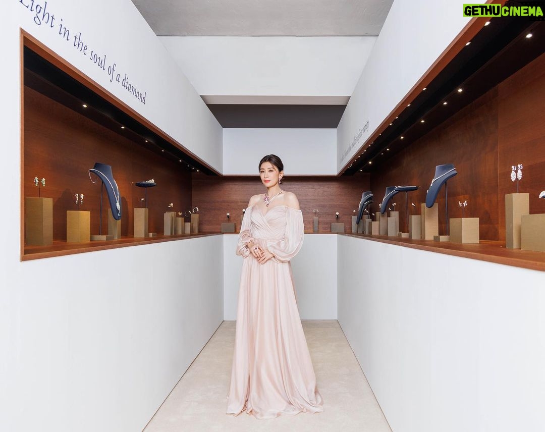 Alyssa Chia Instagram - 這是我深愛的品牌💕 今天終於有緣分合作了😍 頂級的工藝再加上熱愛植物與大自然的元素~ 今天真的是感受美的饗宴💕 真心希望有品味的藏家能收藏這些藝術珠寶作品🙏 我今天像是被寵愛的小公主👸 希望有時間的朋友可以好好去欣賞💕 第一站巡展!我很榮幸💕🙏 @chaumetofficial #CHAUMET #ChaumetHighJewellery #LeJardinDeChaumet Makeup_ @clairechengmakeup @21caratmakeup Hair_ @u88na Gown_ @wona_concept @s.sposa Shoes_ @stuartweitzman Jewelry_ @chaumetofficial Styling_ @eavecning @ningstyling