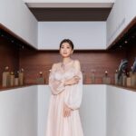Alyssa Chia Instagram - 這是我深愛的品牌💕 今天終於有緣分合作了😍 頂級的工藝再加上熱愛植物與大自然的元素～ 今天真的是感受美的饗宴💕 真心希望有品味的藏家能收藏這些藝術珠寶作品🙏 我今天像是被寵愛的小公主👸 希望有時間的朋友可以好好去欣賞💕 第一站巡展！我很榮幸💕🙏 @chaumetofficial #CHAUMET #ChaumetHighJewellery #LeJardinDeChaumet Makeup_ @clairechengmakeup @21caratmakeup Hair_ @u88na Gown_ @wona_concept @s.sposa Shoes_ @stuartweitzman Jewelry_ @chaumetofficial Styling_ @eavecning @ningstyling