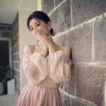 Alyssa Chia Instagram - 這是我深愛的品牌💕 今天終於有緣分合作了😍 頂級的工藝再加上熱愛植物與大自然的元素～ 今天真的是感受美的饗宴💕 真心希望有品味的藏家能收藏這些藝術珠寶作品🙏 我今天像是被寵愛的小公主👸 希望有時間的朋友可以好好去欣賞💕 第一站巡展！我很榮幸💕🙏 @chaumetofficial #CHAUMET #ChaumetHighJewellery #LeJardinDeChaumet Makeup_ @clairechengmakeup @21caratmakeup Hair_ @u88na Gown_ @wona_concept @s.sposa Shoes_ @stuartweitzman Jewelry_ @chaumetofficial Styling_ @eavecning @ningstyling