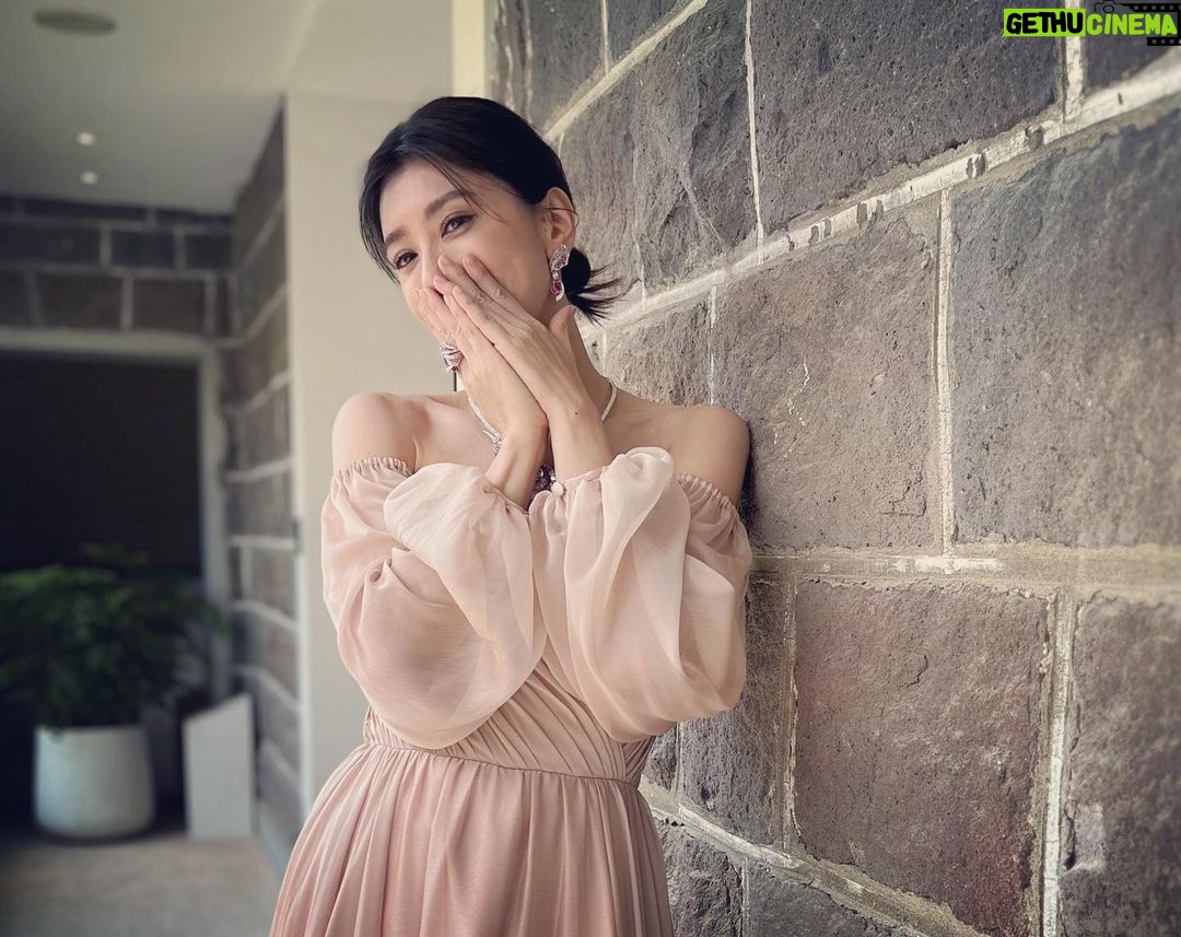 Alyssa Chia Instagram - 這是我深愛的品牌💕 今天終於有緣分合作了😍 頂級的工藝再加上熱愛植物與大自然的元素~ 今天真的是感受美的饗宴💕 真心希望有品味的藏家能收藏這些藝術珠寶作品🙏 我今天像是被寵愛的小公主👸 希望有時間的朋友可以好好去欣賞💕 第一站巡展!我很榮幸💕🙏 @chaumetofficial #CHAUMET #ChaumetHighJewellery #LeJardinDeChaumet Makeup_ @clairechengmakeup @21caratmakeup Hair_ @u88na Gown_ @wona_concept @s.sposa Shoes_ @stuartweitzman Jewelry_ @chaumetofficial Styling_ @eavecning @ningstyling