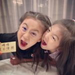 Alyssa Chia Instagram - 8歲了⋯💕🎂 時間就是這樣的飛快～ 必須要說 咘咘真的是個好棒的小姊姊 跟溫暖的孩子～ 她細膩懂事 從不讓我們操心～ 每年的生日願望都很簡單 筆記本或鉛筆盒之類～ 今年 問她的願望想要什麼 她說⋯ 我可以要一隻手機嗎📱⋯🙄 我跟她爸同時說～想的美🤣🤣🤣 她很認份的回答 我知道，我只是想嘛🤣 慢慢想囉👀 生日快樂🎂 暑假快樂🎉 我們愛妳😘 #8歲 #生日快樂