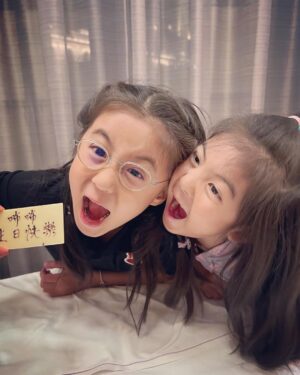 Alyssa Chia Instagram - 8歲了⋯💕🎂
時間就是這樣的飛快～
必須要說 咘咘真的是個好棒的小姊姊
跟溫暖的孩子～
她細膩懂事 從不讓我們操心～
每年的生日願望都很簡單 筆記本或鉛筆盒之類～
今年 問她的願望想要什麼 她說⋯
我可以要一隻手機嗎📱⋯🙄
我跟她爸同時說～想的美🤣🤣🤣
她很認份的回答 我知道，我只是想嘛🤣
慢慢想囉👀
生日快樂🎂 暑假快樂🎉
我們愛妳😘

#8歲
#生日快樂