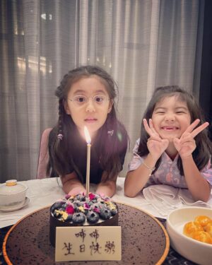 Alyssa Chia Instagram - 8歲了⋯💕🎂
時間就是這樣的飛快～
必須要說 咘咘真的是個好棒的小姊姊
跟溫暖的孩子～
她細膩懂事 從不讓我們操心～
每年的生日願望都很簡單 筆記本或鉛筆盒之類～
今年 問她的願望想要什麼 她說⋯
我可以要一隻手機嗎📱⋯🙄
我跟她爸同時說～想的美🤣🤣🤣
她很認份的回答 我知道，我只是想嘛🤣
慢慢想囉👀
生日快樂🎂 暑假快樂🎉
我們愛妳😘

#8歲
#生日快樂