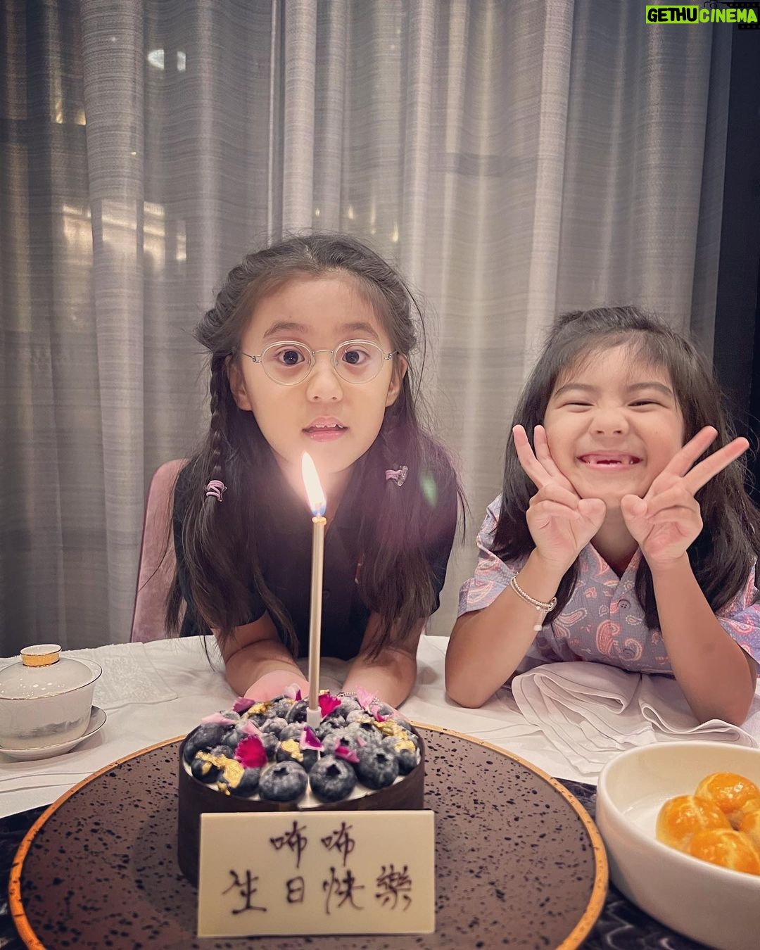 Alyssa Chia - 109.8K Likes - 8歲了⋯💕🎂
時間就是這樣的飛快~
必須要說 咘咘真的是個好棒的小姊姊
跟溫暖的孩子~
她細膩懂事 從不讓我們操心~
每年的生日願望都很簡單 筆記本或鉛筆盒之類~
今年 問她的願望想要什麼 她說⋯
我可以要一隻手機嗎📱⋯🙄
我跟她爸同時說~想的美🤣🤣🤣
她很認份的回答 我知道,我只是想嘛🤣
慢慢想囉👀
生日快樂🎂 暑假快樂🎉
我們愛妳😘
#8歲
#生日快樂