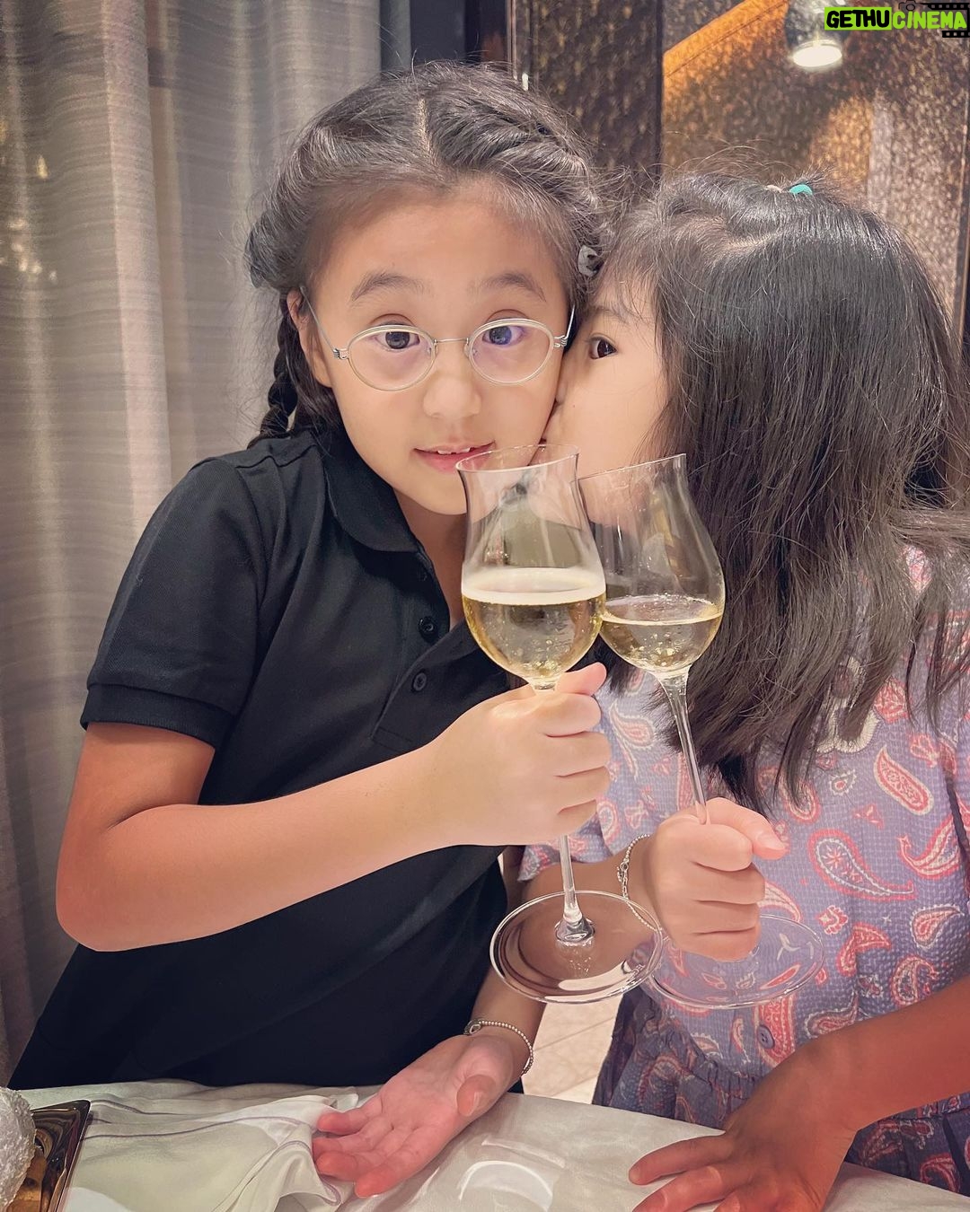 Alyssa Chia - 109.8K Likes - 8歲了⋯💕🎂
時間就是這樣的飛快~
必須要說 咘咘真的是個好棒的小姊姊
跟溫暖的孩子~
她細膩懂事 從不讓我們操心~
每年的生日願望都很簡單 筆記本或鉛筆盒之類~
今年 問她的願望想要什麼 她說⋯
我可以要一隻手機嗎📱⋯🙄
我跟她爸同時說~想的美🤣🤣🤣
她很認份的回答 我知道,我只是想嘛🤣
慢慢想囉👀
生日快樂🎂 暑假快樂🎉
我們愛妳😘
#8歲
#生日快樂
