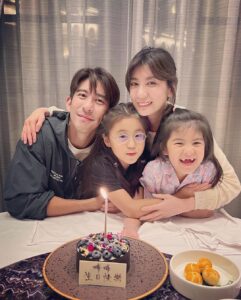 Alyssa Chia Instagram - 8歲了⋯💕🎂 時間就是這樣的飛快～ 必須要說 咘咘真的是個好棒的小姊姊 跟溫暖的孩子～ 她細膩懂事 從不讓我們操心～ 每年的生日願望都很簡單 筆記本或鉛筆盒之類～ 今年 問她的願望想要什麼 她說⋯ 我可以要一隻手機嗎📱⋯🙄 我跟她爸同時說～想的美🤣🤣🤣 她很認份的回答 我知道，我只是想嘛🤣 慢慢想囉👀 生日快樂🎂 暑假快樂🎉 我們愛妳😘 #8歲 #生日快樂