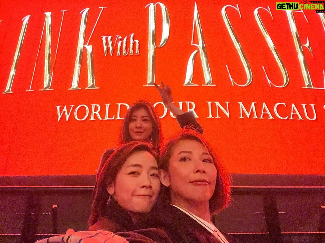 Alyssa Chia Instagram - 我們真的排除萬難 心甘情願 全力支持的飛來澳門 就是為了用行動表達對我們姐妹的愛💕💕 因為乘風 我們更熟悉了彼此⋯好感謝🙏 這次澳門的舞台 我看見了閃閃發光 動感十足 魅力四射的姐妹 @lulin168 妳知道妳有多棒嗎! 我們三個台下如癡如醉的跟著妳的歌聲感動搖擺! 太幸福了! 還有 @adachoi9800 @liuyase 我們三個暢所欲言談天說地⋯真的好開心喔!! 下次會在哪呢?下個路口見🤣😘
