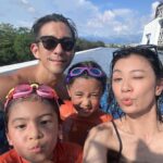Alyssa Chia Instagram - 88節快樂啊～ 這個節日很特別⋯ 我父親離開我的日子已有28年⋯ 我腦海只記得我父親種種的好⋯ 幽默風趣 燒了一手好菜 更是所有孩子眼中的孩子王⋯ 都說女人尋找另一半一定會受原生家庭的影響⋯我就是！ 遇到修先生 我從他身上感受到了熟悉味⋯ 雖然他比較不幽默🤣🫣但是他的責任心及陪伴孩子玩樂的模樣真的很加分。 尤其一手包辦的家常清冰箱菜餚 更是孩子們的福氣💕 我很幸運 這些年的事業被大家肯定。 那是因為我的神隊友可以安穩這個家 安排孩子們各種學習及陪伴，讓我安心的去做我愛的演藝工作💕因為他說 我被喜愛所以不能不被看見。 而女兒們因為有爸爸的陪伴 更充滿了安全感⋯ 這樣的神隊友 謝謝你🙏 有你 真的挺好的！ 父親節快樂💕 #年齡性別不是問題 #唯有愛才能創造一切可能性 #我們家是父親也是母親