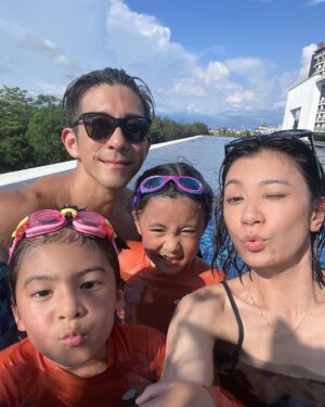 Alyssa Chia Instagram - 88節快樂啊～
這個節日很特別⋯
我父親離開我的日子已有28年⋯
我腦海只記得我父親種種的好⋯
幽默風趣 燒了一手好菜 更是所有孩子眼中的孩子王⋯
都說女人尋找另一半一定會受原生家庭的影響⋯我就是！
遇到修先生 我從他身上感受到了熟悉味⋯
雖然他比較不幽默🤣🫣但是他的責任心及陪伴孩子玩樂的模樣真的很加分。
尤其一手包辦的家常清冰箱菜餚 更是孩子們的福氣💕
我很幸運 這些年的事業被大家肯定。
那是因為我的神隊友可以安穩這個家
安排孩子們各種學習及陪伴，讓我安心的去做我愛的演藝工作💕因為他說 我被喜愛所以不能不被看見。
而女兒們因為有爸爸的陪伴
更充滿了安全感⋯
這樣的神隊友 謝謝你🙏
有你 真的挺好的！
父親節快樂💕

#年齡性別不是問題
#唯有愛才能創造一切可能性
#我們家是父親也是母親
