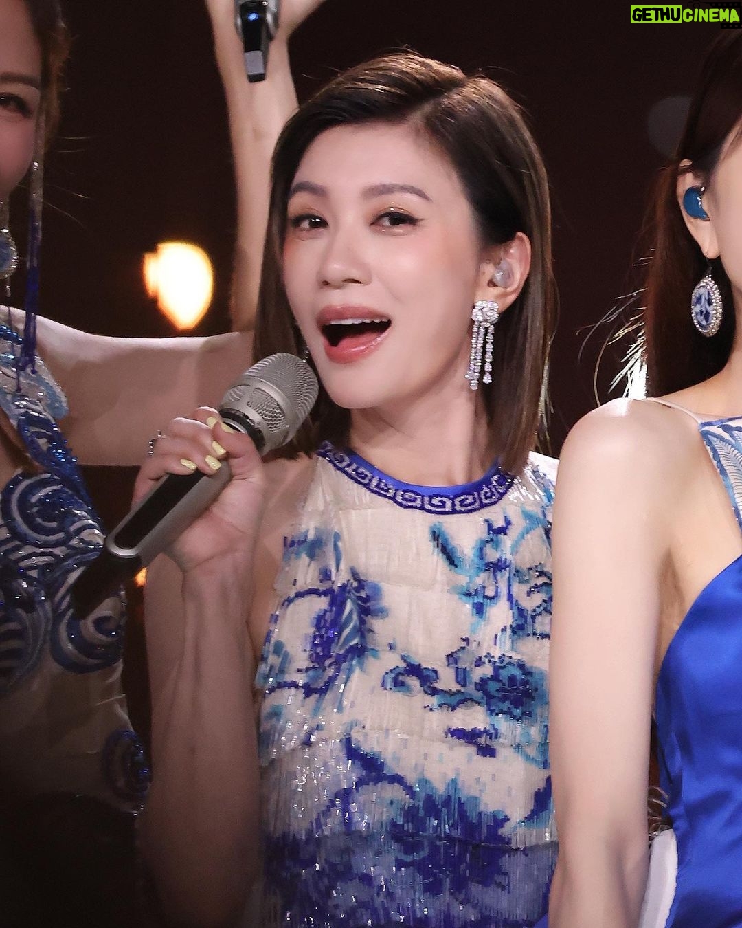Alyssa Chia Instagram - 今天睡醒 回想起乘風的過程 真的滿像一場夢⋯ 還記得我人在LA看我大女兒 接到了乘風的邀約,100種理由果斷拒絕! 哈! 只覺得幽默 ~怎麼會找上我⋯ 那時大女兒聽到, 就說: 媽媽妳要答應! 我驚訝著看著她,問為什麼?! 她說:「因為我想看妳接受挑戰,妳做演員那麼久,可以讓我們看看不一樣的妳嗎?而且妳都鼓勵我們要勇敢接受不同的挑戰。現在碰到挑戰了妳的勇氣呢?」 哈~自己教育的觀念自己要執行🤣 所以我答應了。 這一切的起因就是因為我要做我孩子的榜樣! 來了舞台 才發現這一切有多麽不容易😭 真心佩服每一位願意來乘風的姐姐!! 從訓練到能站在舞台唱跳 只有短短的幾天就要呈現最美演出🫣 真的壓力大大大⋯ 但是我們這群不屈不撓的姐姐們 就是努力再努力 挑戰再挑戰的做到了每一次的完美表演👏 我太開心能跟著大家這樣一起吃苦的幸福🤩 有人問我~會不會後悔答應? 我的人生沒有後悔兩個字! 我的人生只有享受再享受每一次未知的驚喜 我能站在如此精彩的舞台被你們用掌聲尖叫聲支持!真的除了幸福還是幸福🙏💕 謝謝我女兒 謝謝我自己! 謝謝你們雯迷們不屈不撓的精神要我成團🙏 謝謝我自己從想放棄到絕不放棄一路到撐到最後🙏 謝謝旁邊陪伴我的夥伴們!家人們! 在我累的時候給我那麼多的鼓勵支持及加油🙏 乘風這段旅程真的是我這一生太難忘的時光 謝謝乘風 我要繼續乘風而行了🥳 #無限可能 #享受 #勇氣 #挑戰 #我可以 #結束是另一個開始 #繼續乘風去哪呢