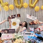 Alyssa Chia Instagram - 今天睡醒 回想起乘風的過程 真的滿像一場夢⋯ 還記得我人在LA看我大女兒 接到了乘風的邀約，100種理由果斷拒絕！ 哈！ 只覺得幽默 ～怎麼會找上我⋯ 那時大女兒聽到， 就說： 媽媽妳要答應！ 我驚訝著看著她，問為什麼？！ 她說：「因為我想看妳接受挑戰，妳做演員那麼久，可以讓我們看看不一樣的妳嗎？而且妳都鼓勵我們要勇敢接受不同的挑戰。現在碰到挑戰了妳的勇氣呢？」 哈～自己教育的觀念自己要執行🤣 所以我答應了。 這一切的起因就是因為我要做我孩子的榜樣！ 來了舞台 才發現這一切有多麽不容易😭 真心佩服每一位願意來乘風的姐姐！！ 從訓練到能站在舞台唱跳 只有短短的幾天就要呈現最美演出🫣 真的壓力大大大⋯ 但是我們這群不屈不撓的姐姐們 就是努力再努力 挑戰再挑戰的做到了每一次的完美表演👏 我太開心能跟著大家這樣一起吃苦的幸福🤩 有人問我～會不會後悔答應？ 我的人生沒有後悔兩個字！ 我的人生只有享受再享受每一次未知的驚喜 我能站在如此精彩的舞台被你們用掌聲尖叫聲支持！真的除了幸福還是幸福🙏💕 謝謝我女兒 謝謝我自己！ 謝謝你們雯迷們不屈不撓的精神要我成團🙏 謝謝我自己從想放棄到絕不放棄一路到撐到最後🙏 謝謝旁邊陪伴我的夥伴們！家人們！ 在我累的時候給我那麼多的鼓勵支持及加油🙏 乘風這段旅程真的是我這一生太難忘的時光 謝謝乘風 我要繼續乘風而行了🥳 #無限可能 #享受 #勇氣 #挑戰 #我可以 #結束是另一個開始 #繼續乘風去哪呢