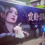 Alyssa Chia Instagram - 今天睡醒 回想起乘風的過程 真的滿像一場夢⋯ 還記得我人在LA看我大女兒 接到了乘風的邀約，100種理由果斷拒絕！ 哈！ 只覺得幽默 ～怎麼會找上我⋯ 那時大女兒聽到， 就說： 媽媽妳要答應！ 我驚訝著看著她，問為什麼？！ 她說：「因為我想看妳接受挑戰，妳做演員那麼久，可以讓我們看看不一樣的妳嗎？而且妳都鼓勵我們要勇敢接受不同的挑戰。現在碰到挑戰了妳的勇氣呢？」 哈～自己教育的觀念自己要執行🤣 所以我答應了。 這一切的起因就是因為我要做我孩子的榜樣！ 來了舞台 才發現這一切有多麽不容易😭 真心佩服每一位願意來乘風的姐姐！！ 從訓練到能站在舞台唱跳 只有短短的幾天就要呈現最美演出🫣 真的壓力大大大⋯ 但是我們這群不屈不撓的姐姐們 就是努力再努力 挑戰再挑戰的做到了每一次的完美表演👏 我太開心能跟著大家這樣一起吃苦的幸福🤩 有人問我～會不會後悔答應？ 我的人生沒有後悔兩個字！ 我的人生只有享受再享受每一次未知的驚喜 我能站在如此精彩的舞台被你們用掌聲尖叫聲支持！真的除了幸福還是幸福🙏💕 謝謝我女兒 謝謝我自己！ 謝謝你們雯迷們不屈不撓的精神要我成團🙏 謝謝我自己從想放棄到絕不放棄一路到撐到最後🙏 謝謝旁邊陪伴我的夥伴們！家人們！ 在我累的時候給我那麼多的鼓勵支持及加油🙏 乘風這段旅程真的是我這一生太難忘的時光 謝謝乘風 我要繼續乘風而行了🥳 #無限可能 #享受 #勇氣 #挑戰 #我可以 #結束是另一個開始 #繼續乘風去哪呢