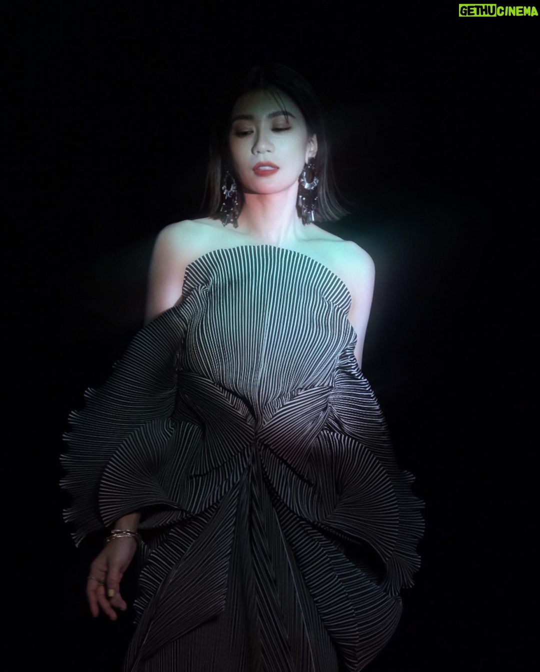 Alyssa Chia Instagram - 最後一次舞台 最後一次大片⋯ 各種想念⋯ 突破自己 就是最棒的嘗試!