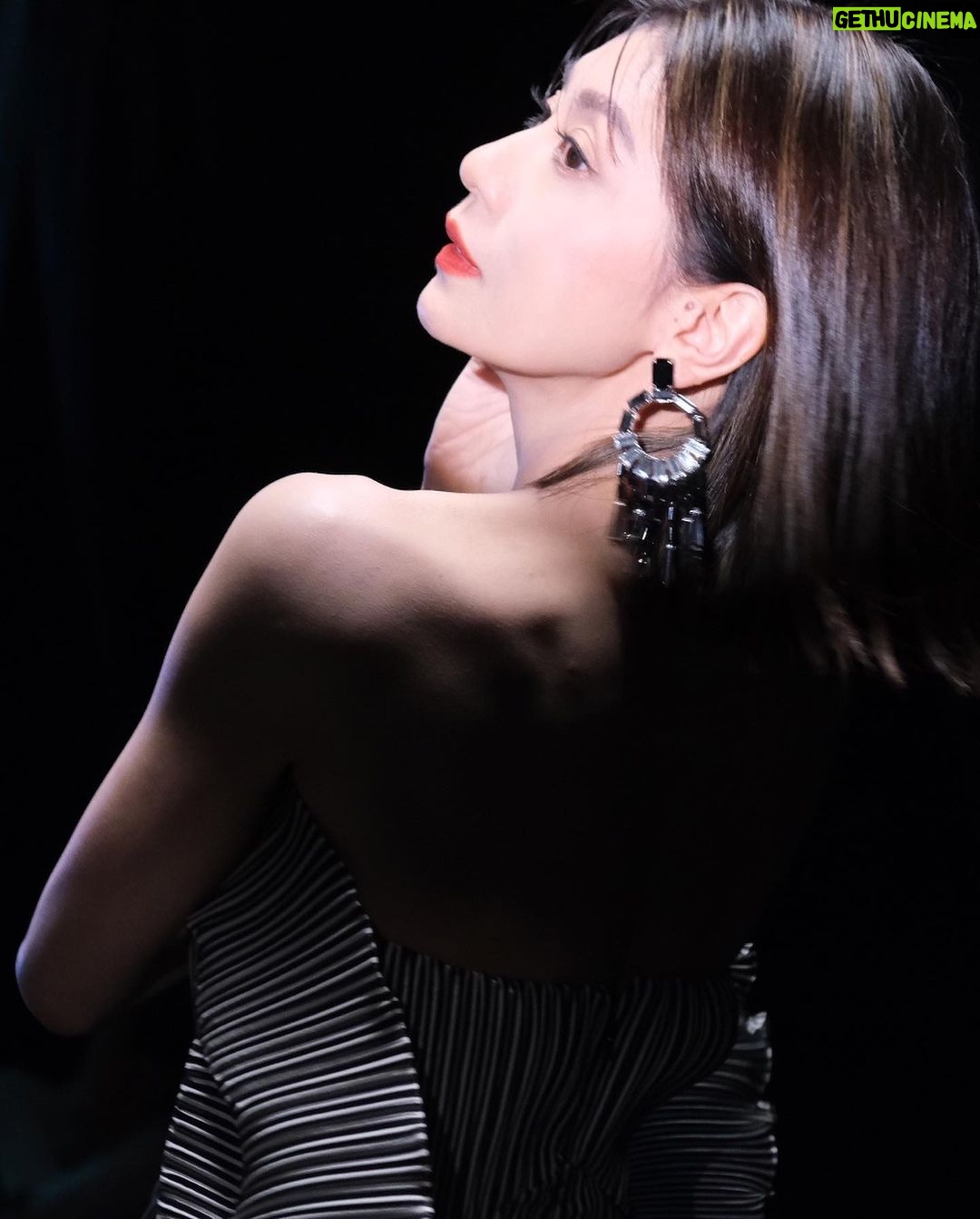 Alyssa Chia Instagram - 最後一次舞台 最後一次大片⋯ 各種想念⋯ 突破自己 就是最棒的嘗試!