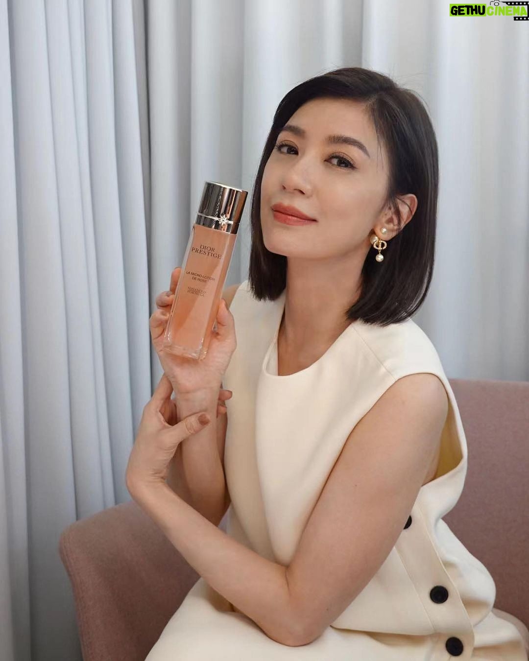 Alyssa Chia Instagram - 炎熱的夏天總是特別容易出汗出油💦幸好有迪奧玫瑰微導雙星🌹來拯救我的肌膚 擁有百萬顆微導精華的「迪奧精萃再生微導凝露」,不僅能輕潤控油,全新升級配方還能幫肌膚養好菌,一抹上臉就釋放超水感潤澤! 化妝水後使用 #玫瑰小粉鑽精華,補充微營養,深層呵護疲累的肌膚~ 1+1的迪奧玫瑰微導雙星,讓夏季肌膚美出新高度🥰 @DiorBeauty #DiorPrestige #DiorSkincare #玫瑰微導雙星 #迪奧精萃再生微導凝露 #玫瑰小粉鑽精華