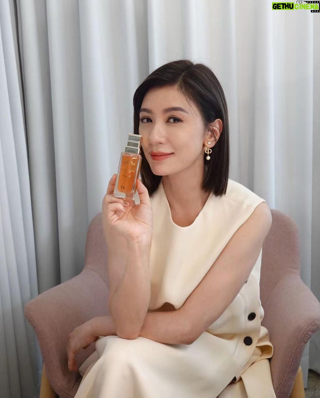 Alyssa Chia Instagram - 炎熱的夏天總是特別容易出汗出油💦幸好有迪奧玫瑰微導雙星🌹來拯救我的肌膚 擁有百萬顆微導精華的「迪奧精萃再生微導凝露」,不僅能輕潤控油,全新升級配方還能幫肌膚養好菌,一抹上臉就釋放超水感潤澤! 化妝水後使用 #玫瑰小粉鑽精華,補充微營養,深層呵護疲累的肌膚~ 1+1的迪奧玫瑰微導雙星,讓夏季肌膚美出新高度🥰 @DiorBeauty #DiorPrestige #DiorSkincare #玫瑰微導雙星 #迪奧精萃再生微導凝露 #玫瑰小粉鑽精華