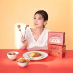 Alyssa Chia Instagram – 🎉這麼喜氣是要慶祝什麼
想不到吧！是我們與 #梁家瘋味 合作的 #愛情的瘋味蘿蔔糕

煎得恰恰，外酥內嫩！兩款口味我都好喜歡💕
〖泰味酸辣魚蘿蔔糕〗加入 #泰式酸辣粉 的冬蔭醬
我愛的酸辣味搭配台南虱目魚，口感新鮮，能吃到魚塊超驚喜！

〖川味麻辣蘿蔔糕〗則是將 #川辣鴨血冬粉 的麻辣湯底濃縮入糕
一口咬下，吃得到青花椒與辣豆瓣的香氣
以及根根分明的蘿蔔絲，又是個不用加醬的美味料理！

 @chiaselect.tw @robert_kao_inc
#賈以食日 #SpiceUp為生活加點味 #梁賈聯姻