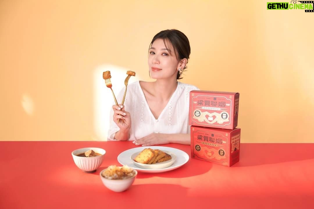 Alyssa Chia Instagram - 🎉這麼喜氣是要慶祝什麼 想不到吧!是我們與 #梁家瘋味 合作的 #愛情的瘋味蘿蔔糕 煎得恰恰,外酥內嫩!兩款口味我都好喜歡💕 〖泰味酸辣魚蘿蔔糕〗加入 #泰式酸辣粉 的冬蔭醬 我愛的酸辣味搭配台南虱目魚,口感新鮮,能吃到魚塊超驚喜! 〖川味麻辣蘿蔔糕〗則是將 #川辣鴨血冬粉 的麻辣湯底濃縮入糕 一口咬下,吃得到青花椒與辣豆瓣的香氣 以及根根分明的蘿蔔絲,又是個不用加醬的美味料理! @chiaselect.tw @robert_kao_inc #賈以食日 #SpiceUp為生活加點味 #梁賈聯姻