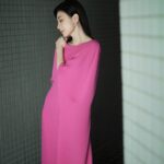 Alyssa Chia Instagram - 今日香港大灣區演唱🫣 猜猜我跟誰一起唱呢😎 #今日我是歌手🤣 #灣區升明月 GOWN @maisonvalentino SHOES @maisonvalentino JEWELRY @midnightoperahouse @eavecning #ValentinoGaravani #Rockstud