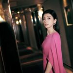 Alyssa Chia Instagram - 今日香港大灣區演唱🫣 猜猜我跟誰一起唱呢😎 #今日我是歌手🤣 #灣區升明月 GOWN @maisonvalentino SHOES @maisonvalentino JEWELRY @midnightoperahouse @eavecning #ValentinoGaravani #Rockstud