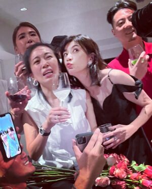 Alyssa Chia Instagram - 生日樂啊🎂年齡不是重點！
幸福已滿溢在我們身邊⋯
這多麼不容易，但又是那麼簡單！
除了感動⋯還是感動⋯
此時此刻 我們被感動到！
我愛你們❤️

#求婚成功
#人生好多驚喜
#幸福
@jam_hsiao0330 
@summer_lin_627 
@lefthere036