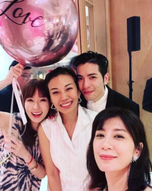 Alyssa Chia Instagram - 生日樂啊🎂年齡不是重點！
幸福已滿溢在我們身邊⋯
這多麼不容易，但又是那麼簡單！
除了感動⋯還是感動⋯
此時此刻 我們被感動到！
我愛你們❤️

#求婚成功
#人生好多驚喜
#幸福
@jam_hsiao0330 
@summer_lin_627 
@lefthere036
