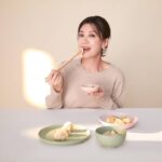 Alyssa Chia Instagram – 從小就愛這一味💕
#翠玉三鮮水餃 澎澎圓潤的水餃麵皮
包覆著清脆的高麗菜、白菜
與一不小心會噴汁的豬肉蝦仁餡
而且要求皮餡緊緊貼合,不能分離!
爸爸的拿手口味果然每一口都吃得到滿滿回憶☺️
還有我們自創的 #麻辣鴨血冬粉水餃
麻辣豬肉餡的鮮辣,加上Q彈的鴨血和冬粉
光想像就忍不住要流口水了
而且過程不用二次加水、也不必沾醬
簡單起鍋,非常友善忙碌的我們
一人獨享或大份量分享都好方便!
@chiaselect.tw #用心創作你的心裡麵